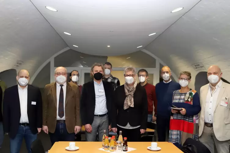 Die Leitungen der beiden Kliniken in der Lokalredaktion (vorne, von links): Pflegedirektor Ralf Levy, Chefarzt Stefan Vonhof und