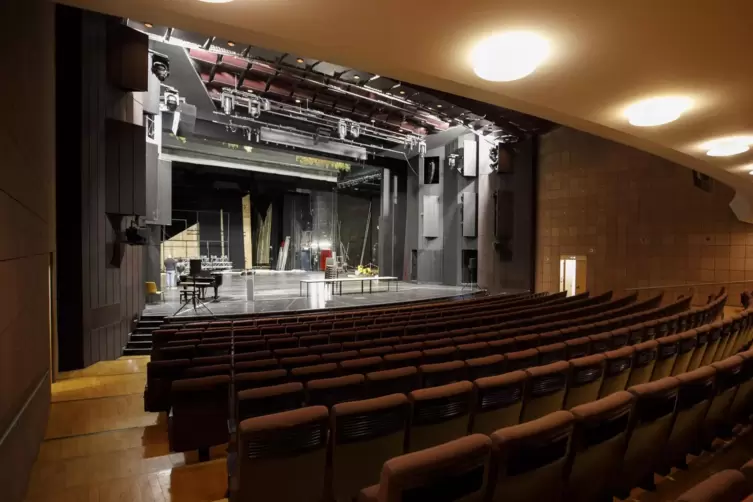 Hier wird es in den nächsten Monaten keine Aufführungen geben: die Bühne im Großen Haus des Pfalztheaters.