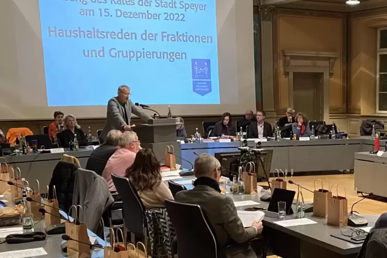Dezember 2022 im Rat: Axel Wilke hält seine Haushaltsrede, die CDU-Fraktion (links) hört zu. 