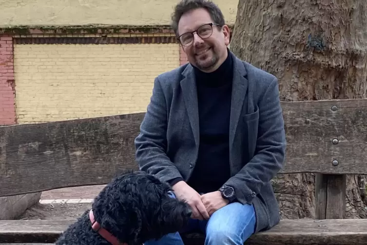 Leben sich in Ludwigshafen ein: Eric Nykiel mit seinem Hund Ajax.