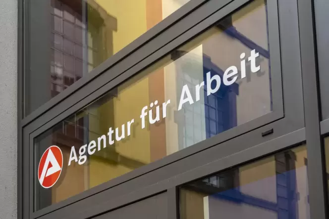 Das Beraterteam der Agentur für Arbeit richtet sich nun nicht nur an Berufseinsteiger, Arbeitslose und Arbeitssuchende, sondern Das Beraterteam der Agentur für Arbeit richtet sich nun nicht nur an Berufseinsteiger, Arbeitslose und Arbeitssuchende, sondern