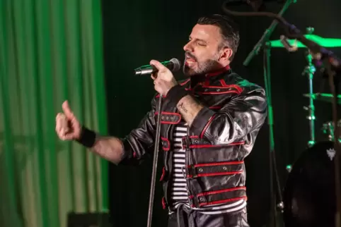 Optisch top, die Stimme - naja: Freddie-Mercury-Darsteller Sonny Ensabella. 
