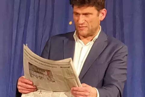 Die Regionalzeitung als Inspirationsquelle: Christian Ehring kam mit der Vorpremiere seines neuen Programms nach Wachenheim und 