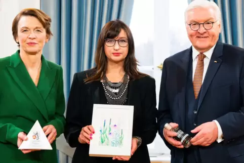 Bundespräsident Frank-Walter Steinmeier und seine Gattin Elke Büdenbender empfangen Nicoleta Steffan (Mitte). Als Gastgeschenke 
