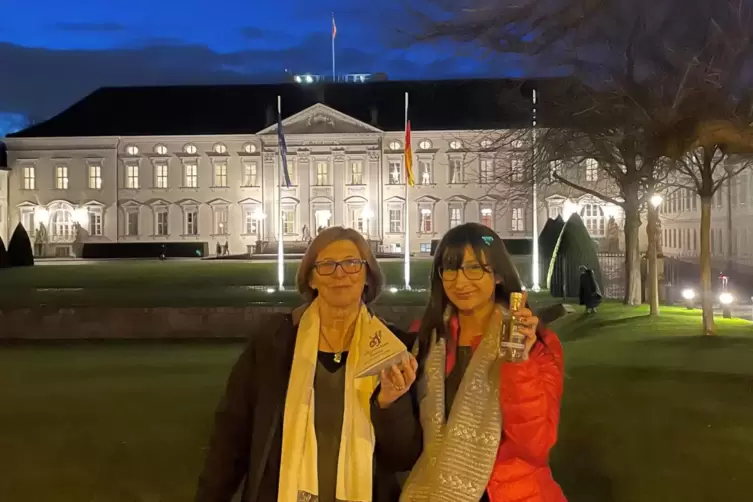 Einstimmung: Nicoleta Steffan (rechts) und Traudel Burkhart vor Schloss Bellevue.