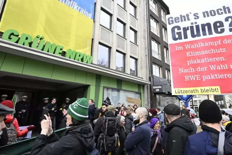 Aktivisten verschiedener Umweltinitiativen hatten bereits am Dienstag vor der Grünen-Parteizentrale Nordrhein-Westfalen in Düsse
