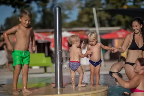 Unter anderem im Freibad gibt es mit dem Familien-Pass verbilligten Eintritt. 