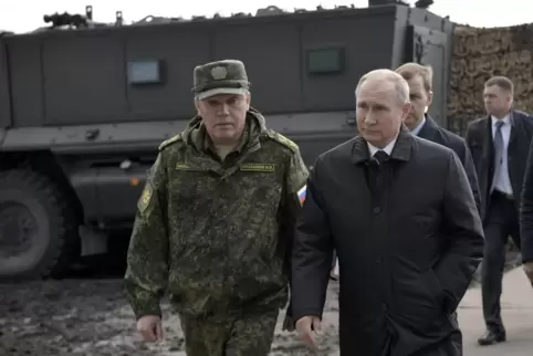 Wladimir Putin (rechts) mit Generalstabschef Waleri Gerassimow, der nun auch oberster Kommandeur im Ukraine-Krieg ist.