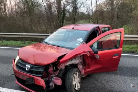 Am Auto des Unfallverursachers entstand Totalschaden.