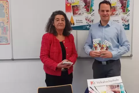 Es war gestern das letzte Mal, dass VHS-Leiterin Margit Nuss und Beigeordneter Denis Clauer zusammen das Programm der Volkshochs
