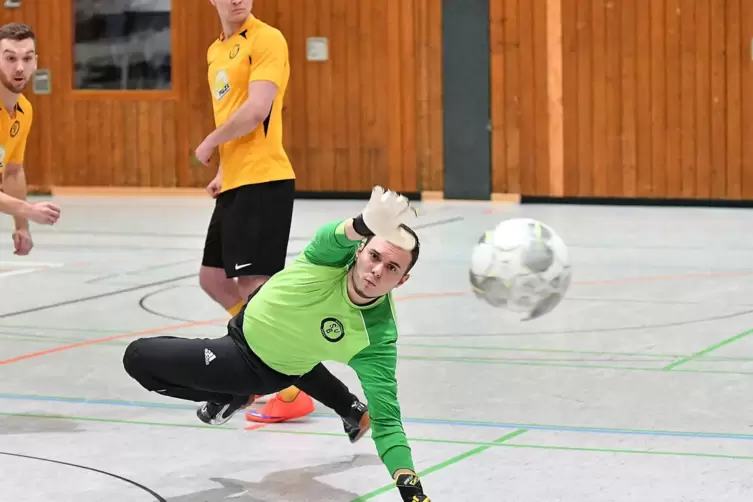 Glanzparade: Hier streckt Tormann Timo &bdquo;Zimbo&ldquo; Zimmermann vom SV Battweiler II sich im Viertelfinale 2020 gegen den SV Palatia C