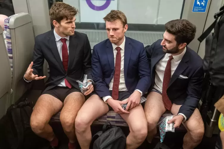 Drei Gentlemen fahren in der Londoner U-Bahn „unten ohne“.