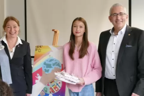 Für ihr farbenfrohes Friedensbild ist Gina-Marie Breunig vom Lions-Club ausgezeichnet worden, hier flankiert von Distrikt Gouver