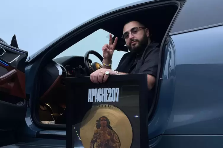 Großer Auto- und Musikfan: Furkan Duran alias WorstBeatz, hier mit der Goldenen Schallplatte für die Apache 207-Single „2 Minute