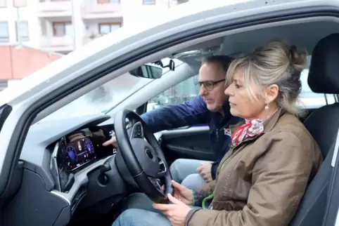 Bevor es für Monika Müller auf die Straße geht, erklärt ihr Mathias Range von Keys Fahrschulen die wichtigsten Funktionen des Pk