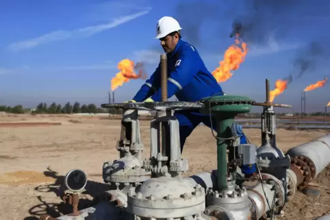 Ein Exxon-Mitarbeiter auf einem Ölfeld. 