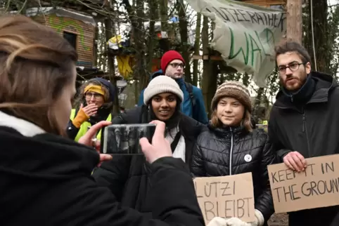 Die Klimaaktivistin Luisa Neubauer (links) fotografiert am dritten Tag der Räumung im von Klimaaktivisten besetzten Braunkohleor