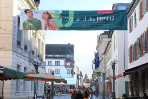 „Wir sind die RPTU“ steht auf dem Banner, das im November über der Marktstraße gespannt war. 