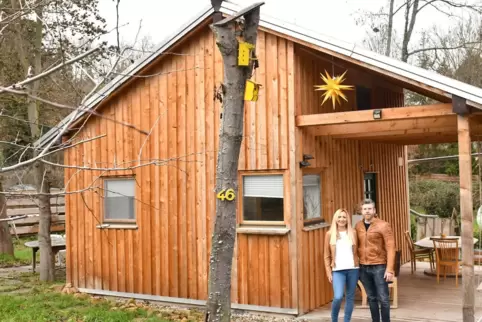 Stolze Tiny House-Besitzer: Caroline Wagener und Dennis Kinzebach. 