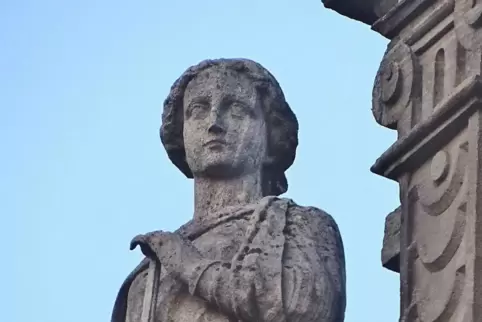 Symbol der Gerechtigkeit, den Blick unverhüllt: die Justitia vom Bürgerspital in Wachenheim. 