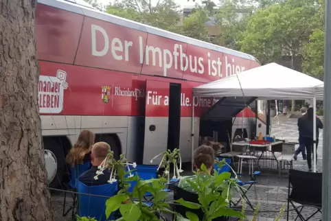 Der Impfbus kommt diesmal vor die ehemalige Impfstelle in der Mörscher Straße 139 . 