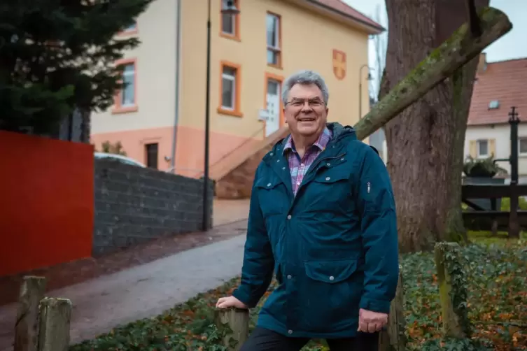 Will 2023 vor allem gesellschaftlich wieder durchstarten: Bürgermeister Edwin Gaub vor dem Tiefenthaler Gemeindehaus.