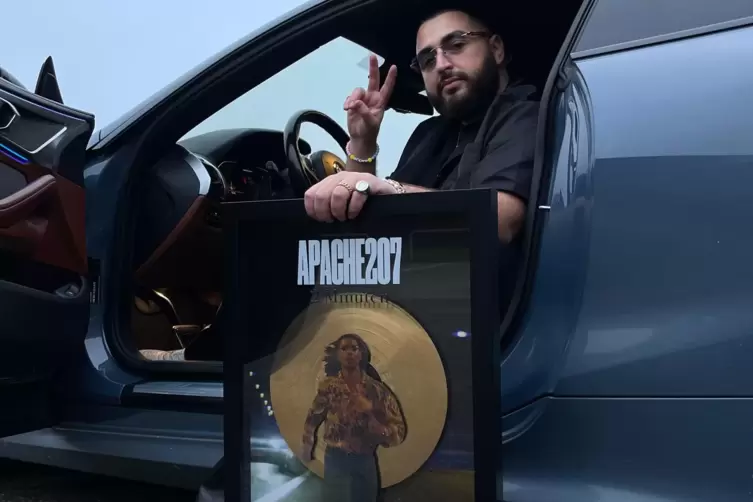 Großer Auto- und Musikfan: Furkan Duran alias WorstBeatz, hier mit der Goldenen Schallplatte für die Apache 207-Single »2 Minute