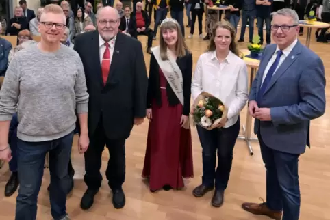 Beim Neujahrsempfang von Ortsbürgermeister Bodo Lutzke (rechts) und der Lindenprinzessin Diana Litty (Mitte) ausgezeichnet: Patr