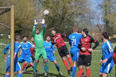 Dauerrivalen in allen Wettbewerben: FV Berghausen (rot) und Deidesheim.