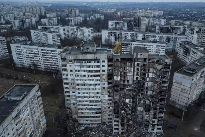 Bild der Zerstörung: Ein Hochhauskomplex im Stadtteil Saltivka in Charkiw.