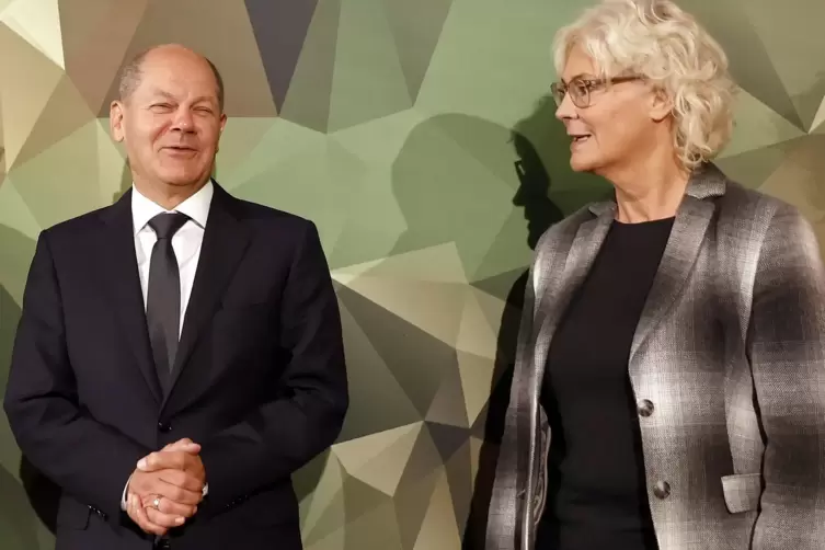 Bundeskanzler Olaf Scholz (SPD), und Christine Lambrecht (SPD), Verteidigungsministerin, vor Beginn der Bundeswehr-Tagung im Sep