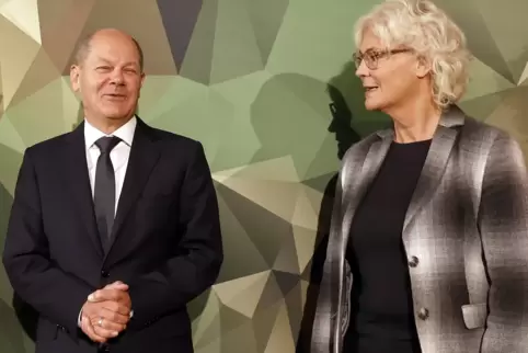 Bundeskanzler Olaf Scholz (SPD), und Christine Lambrecht (SPD), Verteidigungsministerin, vor Beginn der Bundeswehr-Tagung im Sep