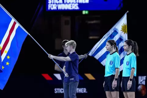 Tanja Kuttler und Maike Merz vor ihrem ersten WM-Einsatz, dem Spiel zwischen Kap Verde und Uruguay.
