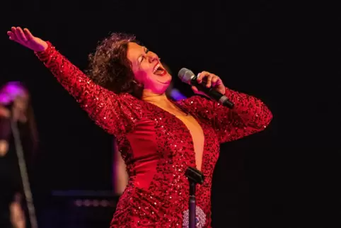 Versetzte sich in Whitney Houston: die Münchnerin Kerstin Heiles in der Tribute-Show in der Festhalle Zweibrücken. 