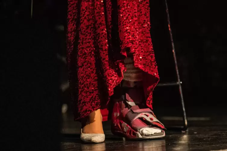 Kurz vor dem Konzert hatte sich die S&auml;ngerin am Fu&szlig; verletzt, war dadurch etwas gehandicappt.