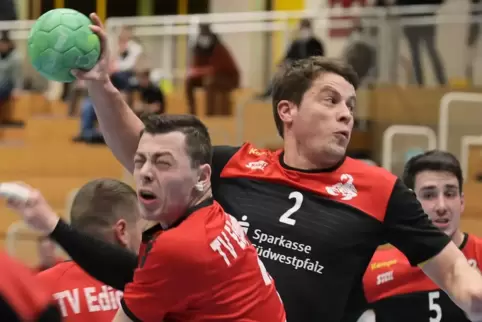 Sah die Rote Karte: Jens Schweizer (beim Wurf), hier im Spiel gegen Edigheim.