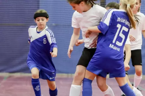 2019 spielte sie beim Fritz-Walter-Cup in der Schillerschule: f Vivien Thomann (lnks).