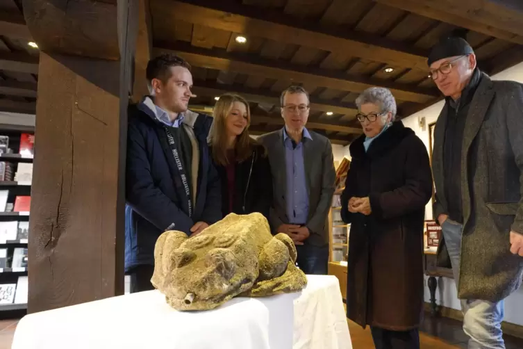  Niklas und Nadja Krautkrämer (von links) haben die Skulptur des steinernen Frosches an Museumsleiter Bernd Klesmann (Mitte) als
