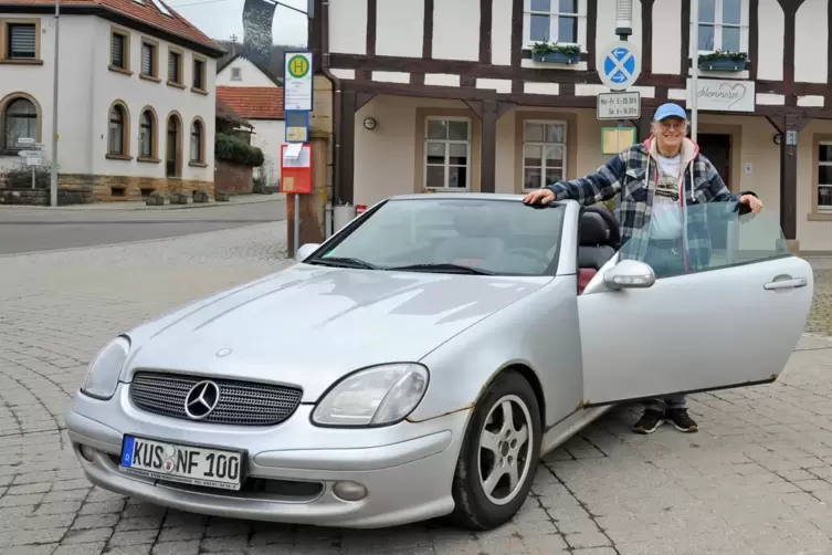 Norbert Fichter aus Nußbach, hier vorm Wahrzeichen seiner Wahlheimat, dem Haus Wildanger, hat mit seinem Mercedes SLK 500.000 Ki