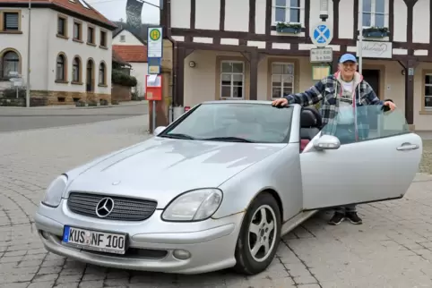 Norbert Fichter aus Nußbach, hier vorm Wahrzeichen seiner Wahlheimat, dem Haus Wildanger, hat mit seinem Mercedes SLK 500.000 Ki