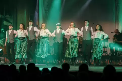 Animierten das Publikum zu Mitsteppen: die Danceperados of Ireland in Ramstein.