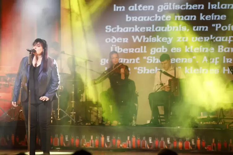 Livemusik mit S&auml;ngerin Geraldine MacGowan und eine kleine Geschichtsstunde zur Bedeutung des irischen Whiskeys geh&ouml;rten ebenfall