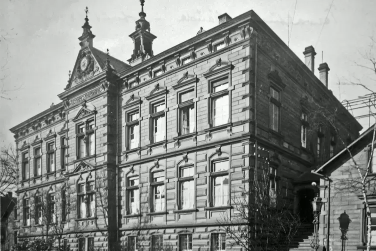 Das Distrikt-Krankenhaus ist 1893 eröffnet worden – heute ist darin (nach Umbauten) die HNO-Klinik untergebracht. 