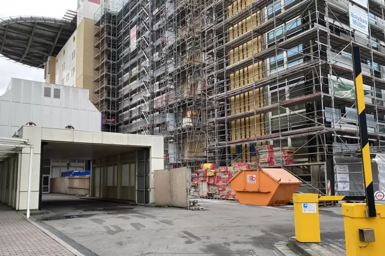 Aktuell wird Haus 8 grundlegend saniert und die Liegendkrankeneinfahrt modernisiert. 