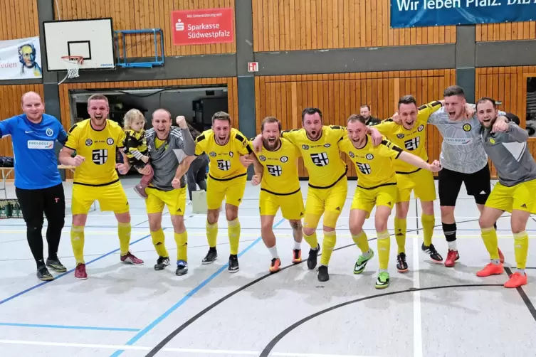 Geschafft! Die Mannschaft des SV Battweiler I bejubelt ihre Titelverteidigung beim Turnier der VG Zweibrücken-Land – nach drei J