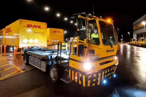 Paketzentrum in Speyer: Zentimeter genau nimmt Rangierer Markus Krieger mit seinem Fahrzeug den Container von Stellplatz 110B au