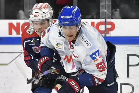 Adler Tyler Gaudet (rechts) im Clinch mit dem Nürnberger Marcus Weber. 