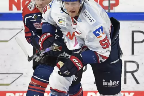 Adler Tyler Gaudet (rechts) im Clinch mit Marcus Weber.