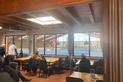 Familiär und gemütlich: Tennis durch die Fensterscheibe.