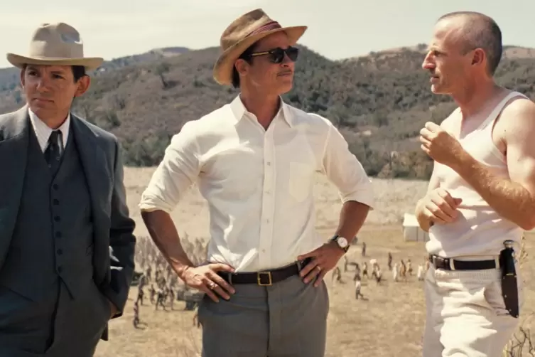 Lukas Haas (links) als George Munn, Brad Pitt als Jack Conrad und Spike Jonze als Otto Von Strassberger in &bdquo;Babylon - Rausch der